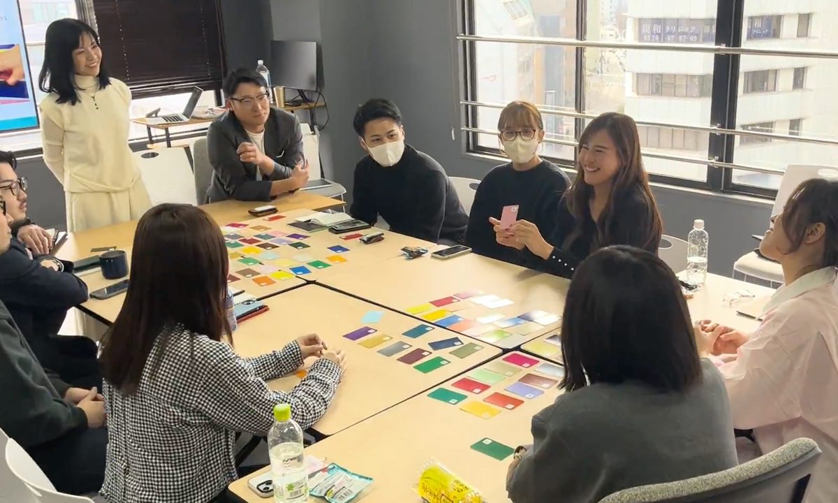 色カードを囲んで対話するワークショップの様子